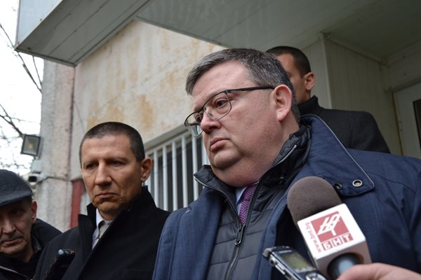 В Кърджали пристигнаха главният прокурор Сотир Цацаров (вдясно) и шефът на националното следствие Борислав Сарафов.