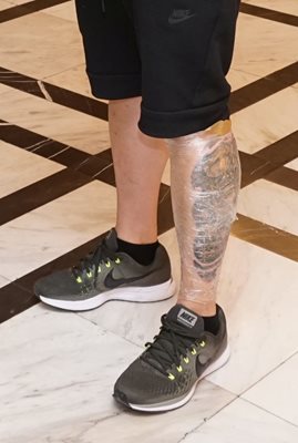 Владо Пенев пристига в Народния театър с прясно нарисувана  татуировка на  левия си крак.