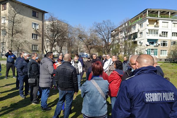 Десетки се събраха в зеленото пространство около ул. "Младежка" в неделя. Снимки: Авторът