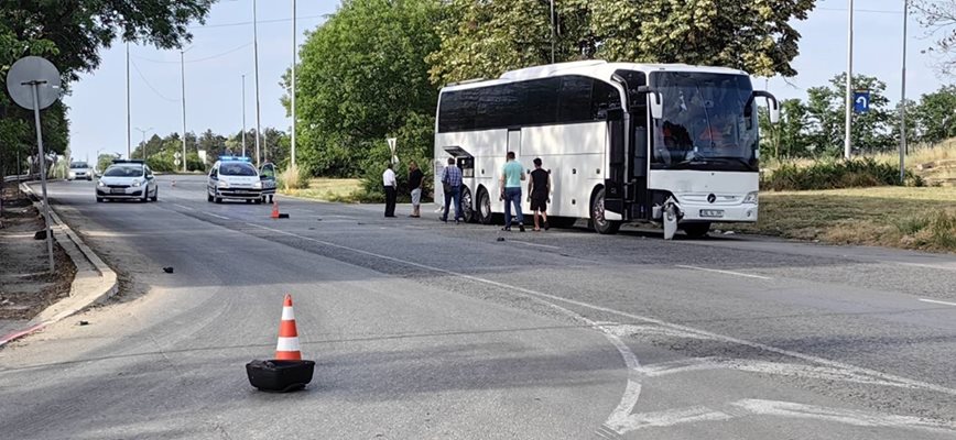 Блъснали са се мотопед и автобус на бул. "България" в Русе Снимка: РусеМедиа