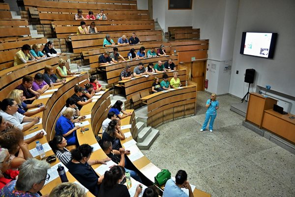 Санитарки минаха през двудневен курс в пловдивска университетска болница.