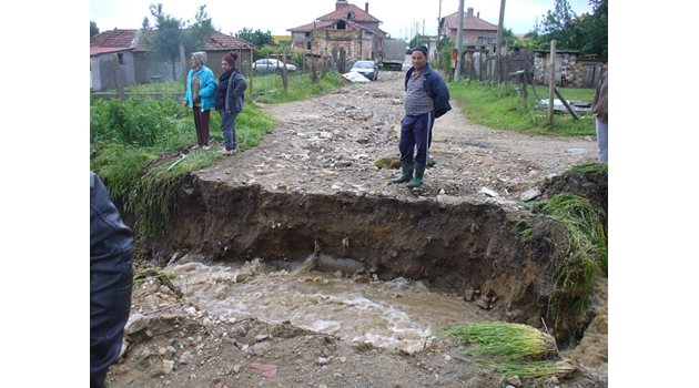Ул. “Синчец” в село Енина е разполовена от реката.