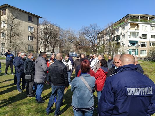 Десетки се събраха в зеленото пространство около ул. "Младежка" в неделя. Снимки: Авторът