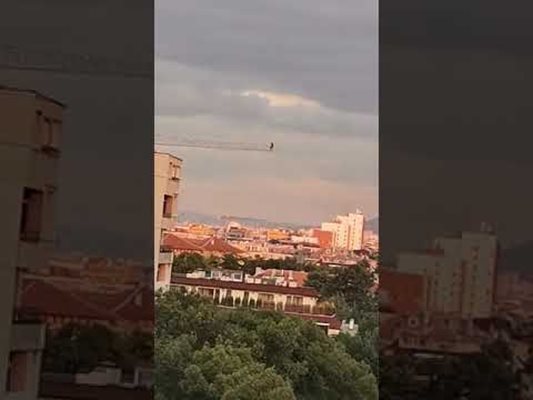 Мъж кацна на кран на строеж, за да снима
София от високо