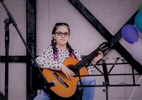 
Ана-Мария свири на китара, тренира художествена гимнастика и прави фигури от полимерна глина.