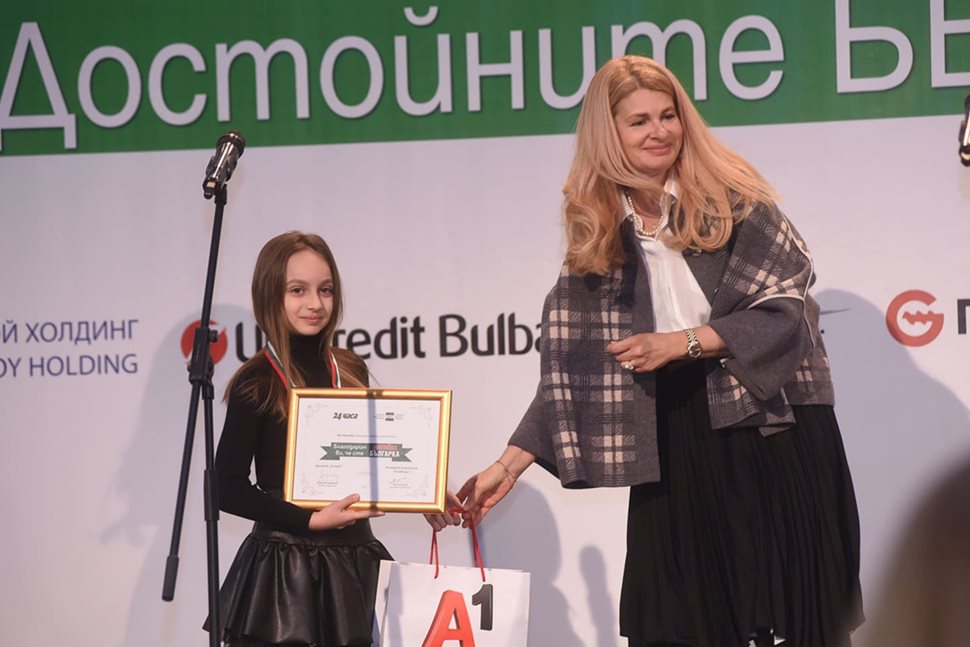 Илияна Захариева, директор Корпоративни комуникации на А1 награди първокласничката Яна Николова.