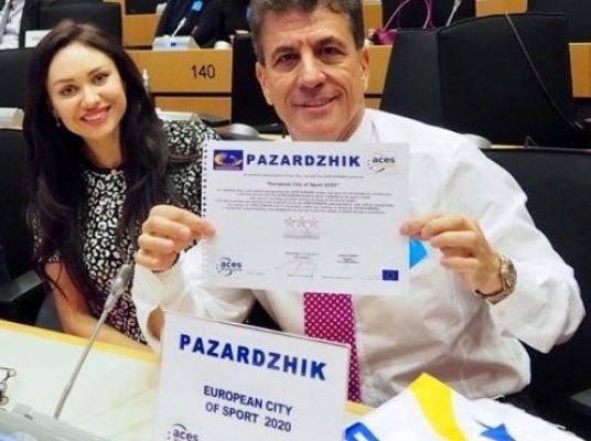 Гимнастичката с кмета на Пазарджик Тодор Попов
