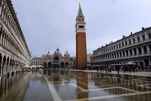 Площад "Сан Марко" във Венеция отново потъна под вода