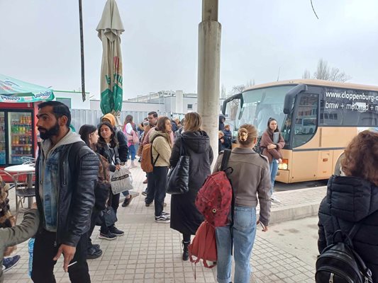 Още днес преди обяд автогарите в Пловдив се изпълниха с пътници. Снимки: Петър Парапанов