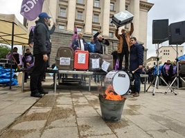 Енергетици и миньори от въглищните региони в страната излязоха на протест под прозорците на властта
Снимка: Юлиан Славчев, "България днес"