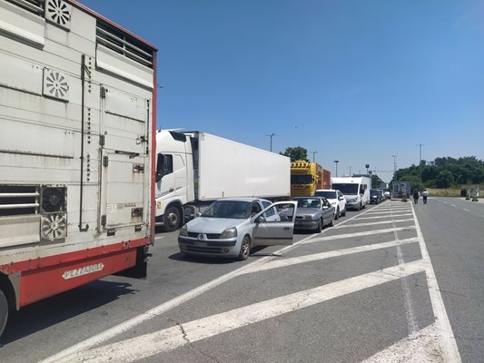 Интензивен трафик за товарни автомобили на българо-румънската граница