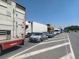 Интензивен трафик за товарни автомобили на граничните пунктове с Румъния. Снимка: Архив