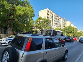 Движението по ул. "Даме Груев" в понеделник сутринта е много натоварено.