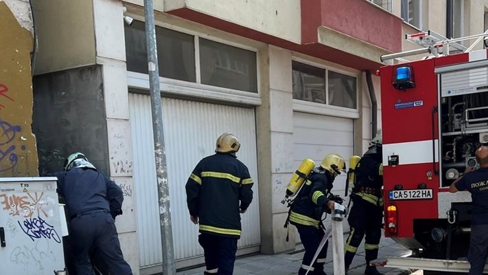 Пожар избухна в центъра на София (снимки)