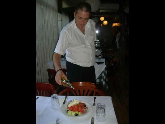 В столичния гръцки ресторант "Мезе" Любомир Савов поднася направена по класическата рецепта хориатики. Заради естетиката обаче вместо една плочка сирене отгоре, салатата се поднася с два триъгълни резена.
СНИМКИ: БОЙКА АТАНАСОВА И НИКОЛАЙ МОСКОВ