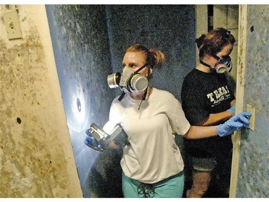Мелиса Делон (вляво) и майка й Даян оглеждат дома си в Ню Орлианс, съсипан от урагана. Заради мухъла двете носят специални предпазни маски.
СНИМКА: РОЙТЕРС
