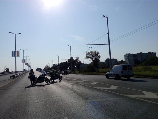 Надлезът на "Скобелева майка" в Пловдив бе затворен за движение за около 2 часа, докато траеше огледът на местопроизшествието. Снимка 24 ЧАСА