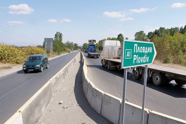 Разширяването на софийското околовръстно между “Младост” и началото на “Тракия”. Достатъчно е една служба или дори един чиновник да не издаде нужния документ или да го забави, и дейността на скъпа строителна техника и стотици работници блокира.