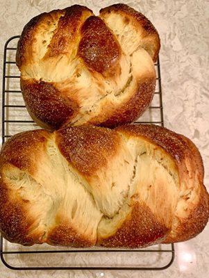 Великденският хляб трябва да се къса на конци, споделя българката