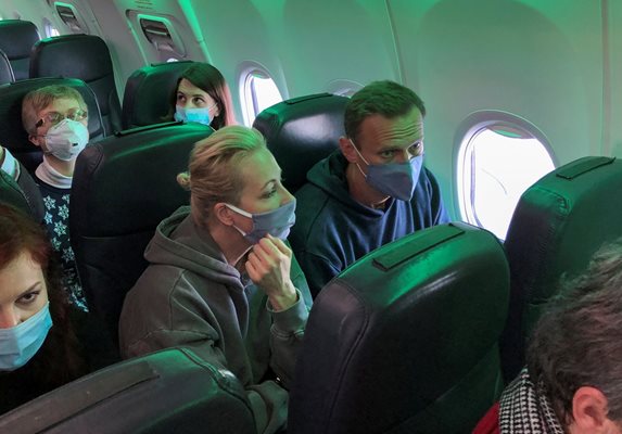 Алексей Навални със съпругата си в самолета СНИМКА: РОЙТЕРС