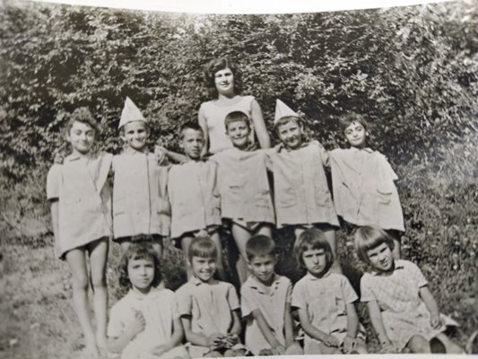 Вторият от ляво на дясно, прав, с книжната шапка е Стефан Янев. СНИМКА: АРХИВ