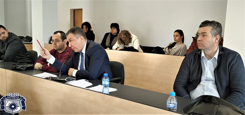 Кметът Николай Димитров обяснява параметрите на бюджета.