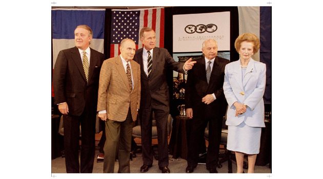 Франсоа Митеран, Джордж Буш, Михаил Горбачов и Маргарет Тачър договарят мостовете на мира.