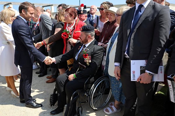 Президентът на Франция Еманюел Макрон с трогателен жест към краля на Великобритания Чарлз Трети, който е в парадна военна униформа, по време на честванията на 80-годишнината от десанта в Нормандия.

СНИМКА: РОЙТЕРС