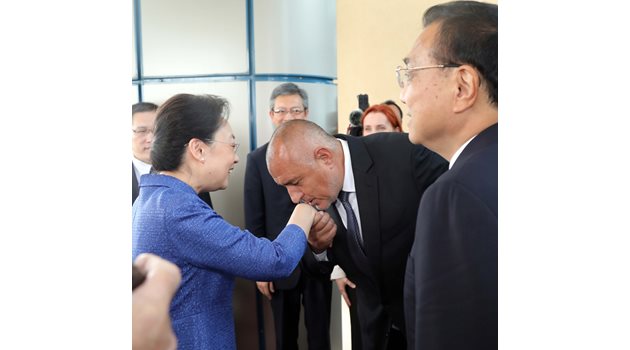 Премиерът целува ръка на съпругата на китайския премиер Чън Хон.