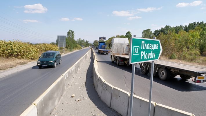 Разширяването на софийското околовръстно между “Младост” и началото на “Тракия”. Достатъчно е една служба или дори един чиновник да не издаде нужния документ или да го забави, и дейността на скъпа строителна техника и стотици работници блокира.