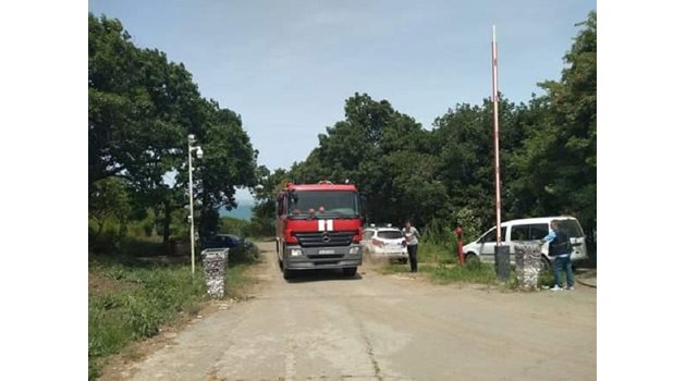 Две пожарни коли гасяха сараите на Доган край Бургас.