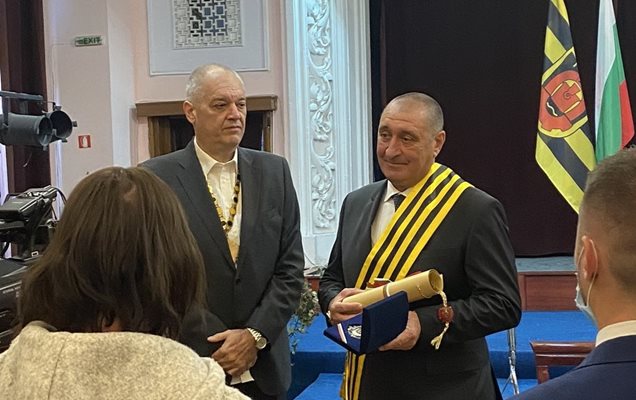 Пламен Аспарухов (вдясно) бе удостоен със званието „Почетен гражданин на Перник“ на
тържествено заседание на общинския съвет.