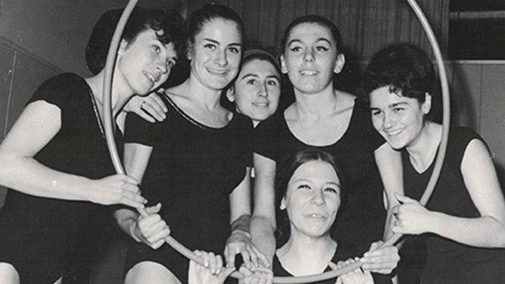 Вера Маринова (в средата) като гимнастичка