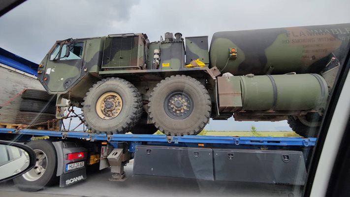 Военен конвой по "Тракия" - превозват бойна техника (снимки)