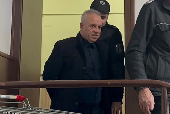 Окръжният съд в Пловдив решава дали да остави обвинения в измама в ареста.