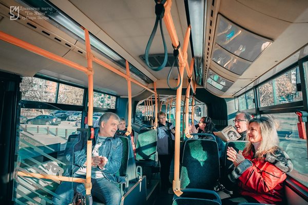 Пътник аплодира поредното изпълнение на актьорите в автобуса.
Снимка: Театър "Гео Милев"