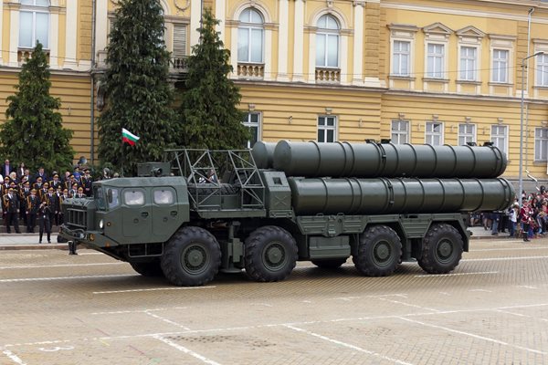 Даваме "няколко дефектни" ракети С-300 на Украйна (Обзор)