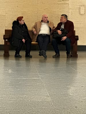 Диана Стефанович разговаря с адвокат Димитров и с адвокат Механджийски пред съдебната зала