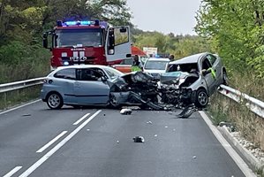 Две коли се смачкаха до Асеновград, има тежко пострадали