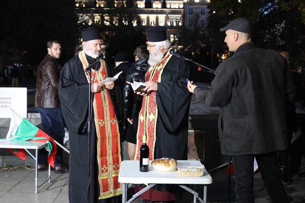 (ВИДЕО) Двама попа запяха пред Народния театър на протеста срещу Джон Малкович