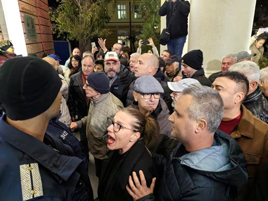 Десетки хулигани попречиха хората да влязат и да гледат пиесата на Малкович / СНИМКИ: ЮЛИЯН САВЧЕВ