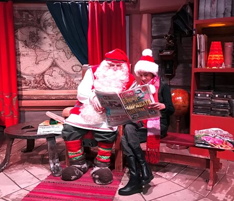 Дядо Коледа разглежда с интерес вестник "България Днес", преди да даде първото си интервю за българска медия