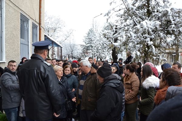 Около 50 протестиращи се събраха пред РПУ в Момчилград, за да настояват за по-бързото разкриване на престъпника.