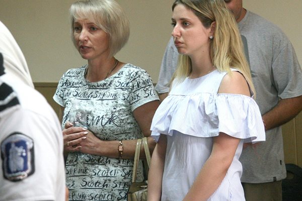Майката и приятелката на украинския тираджия СНИМКА: Евгени Цветков