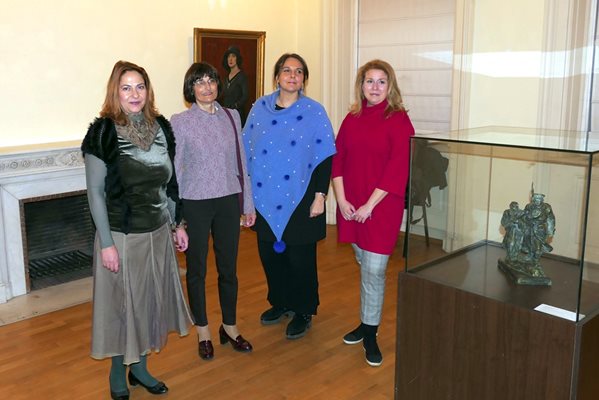 Дъщерите на акад. Светлин Русев - Ралица и Милкана заедно с внучките на Иван Лазаров Ирина и Анна Лазарови (от ляво на дясно) на откриването на изложба “Дарения 2015 - 2018”