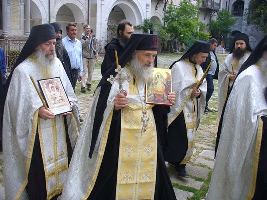 Няма да се служи в храмовете, но остават отворени, договориха се синодът и щабът