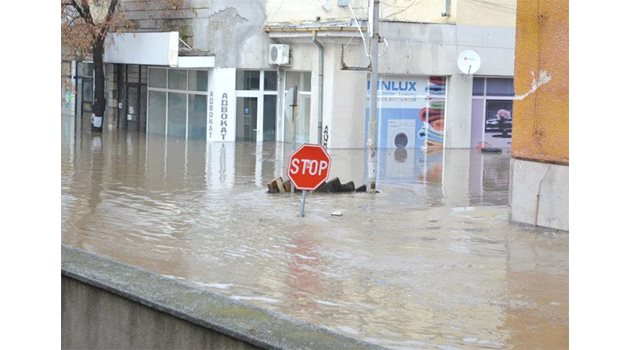 ОТДОЛУ: Придошлата вода почти е скрила пътен знак в града.