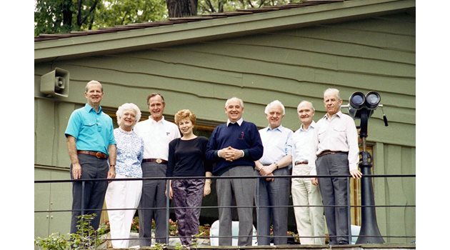 Буш и Горбачов са със съпругите си, а от двете им страни са държавният секретар на САЩ Джеймс Бейкър - вляво, а вдясно на Горбачов е външният му министър Едуард Шеварднадзе.