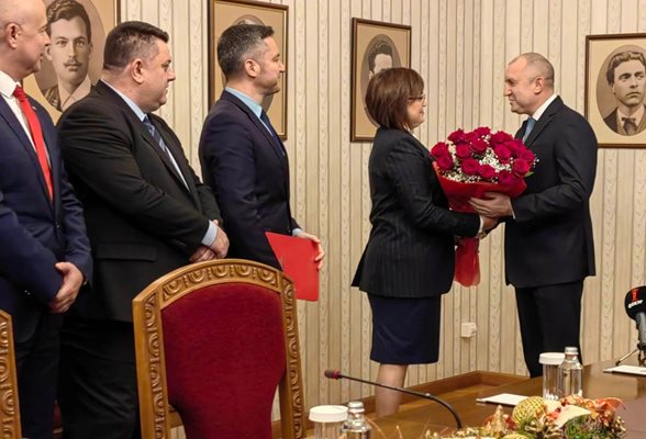 Лидерката на БСП получи голям букет с червени рози от държавния глава