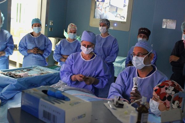 Проф. Карен Джамбазов направи операция на живо ред медицински специалисти от цялата страна.